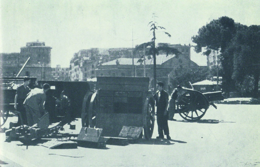 9 settembre 1943: a piazzale Ostiense alcuni civili aiutano gli artiglieri della "Piave" a mettere in linea i pezzi