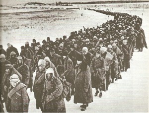 Una colonna di prigionieri dell'Asse catturati dai sovietici durante l'offensiva dell'inverno 1942-1943 