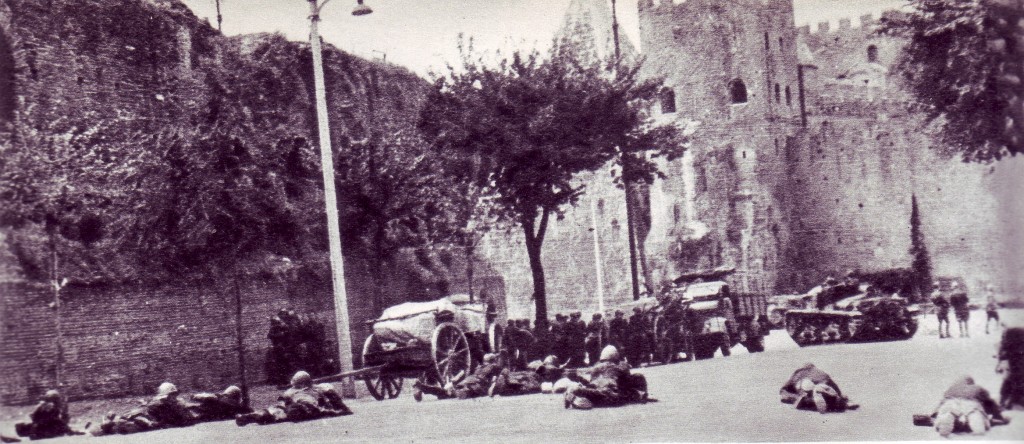 10 settembre 1943: militari italiani si apprestano allo scontro contro i tedeschi presso porta San Paolo