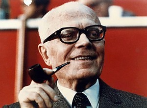 Sandro Pertini (http://genova.repubblica.it/images/2012/07/08/213958567-4137fd73-ca62-4486-a4dd-8b4b49f71b7f.jpg)