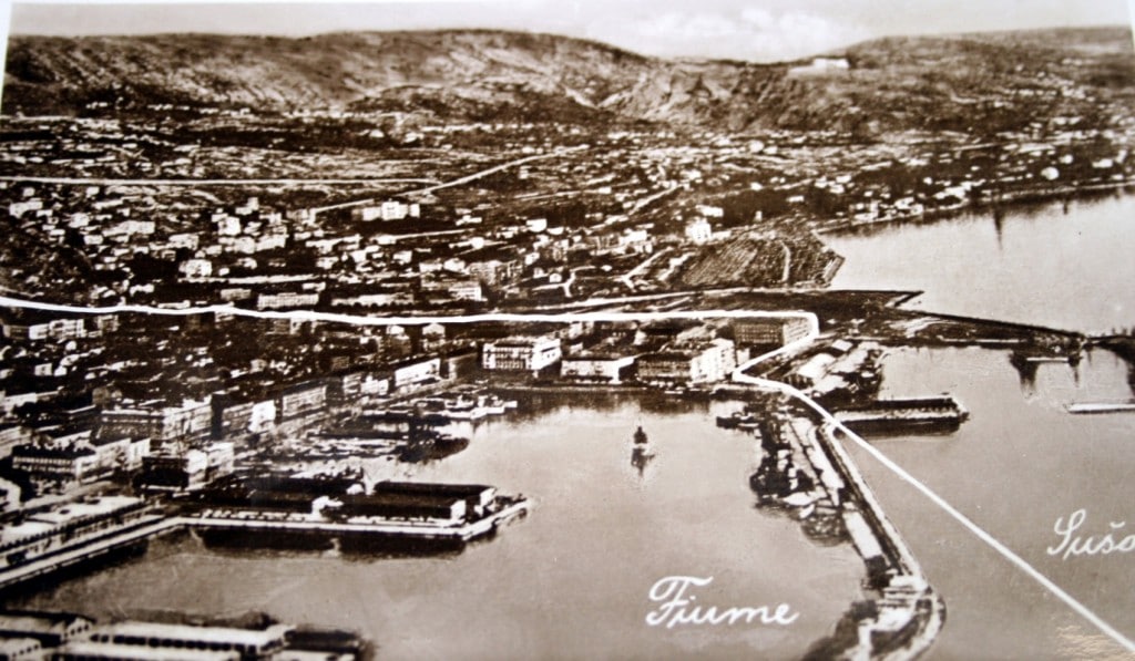 Un’antica cartolina di Fiume (Rijeka). Da https://upload.wikimedia.org/wikipedia/commons/5/53/Granica_izme%C4%91u_Rijeke_i_Su%C5%A1aka_1937.JPG