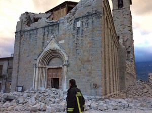 I resti della chiesa di Amatrice, foto di Alberto Orsini (da http://sb.ecobnb.net/app/uploads/sites/2/2016/08/Terremoto-Amatrice-010.jpg)