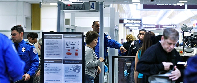 Controlli antiterrorismo in un aeroporto