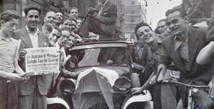 Livorno, 26 luglio 1943. Si festeggia la caduta di Mussolini (da http://www.istorecolivorno.it)