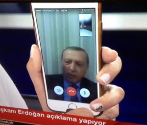 Erdoğan parla tramite FaceTime durante l’abortito tentativo di colpo di stato (da http://16004-presscdn-0-50.pagely.netdna-cdn.com/wp-content/uploads/erdogan-coup-575x489.jpg)