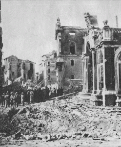 Un’immagine del bombardamento di Frascati (da http://www.mamilius.com/resources/images/last_century/last_century_f4_bombardament%20piazza%20san%20pietro.gif)