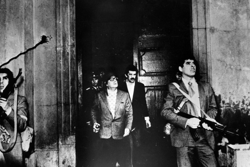 Santiago, 11settembre 1973: è in corso il colpo di stato contro il Presidente Salvador Allende, nella foto. Sono le sue ultime ore, circondato dai ragazzi dei GAP (Gruppo Amici del Presidente) che furono nella quasi totalità a loro volta assassinati dai golpisti