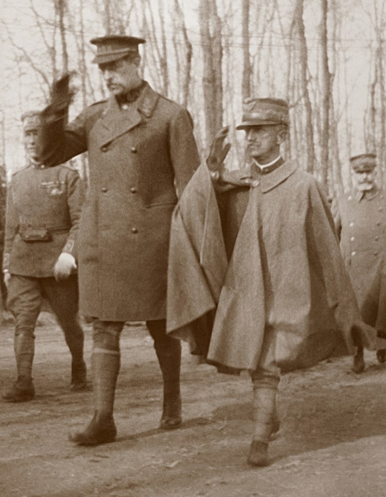 Monarchi a confronto: Vittorio Emanuele III (a destra nella foto) con re Alberto I del Belgio. Da https://upload.wikimedia.org/wikipedia/commons/1/17/Albert_I_and_Victor_Emmanuel_III.jpg