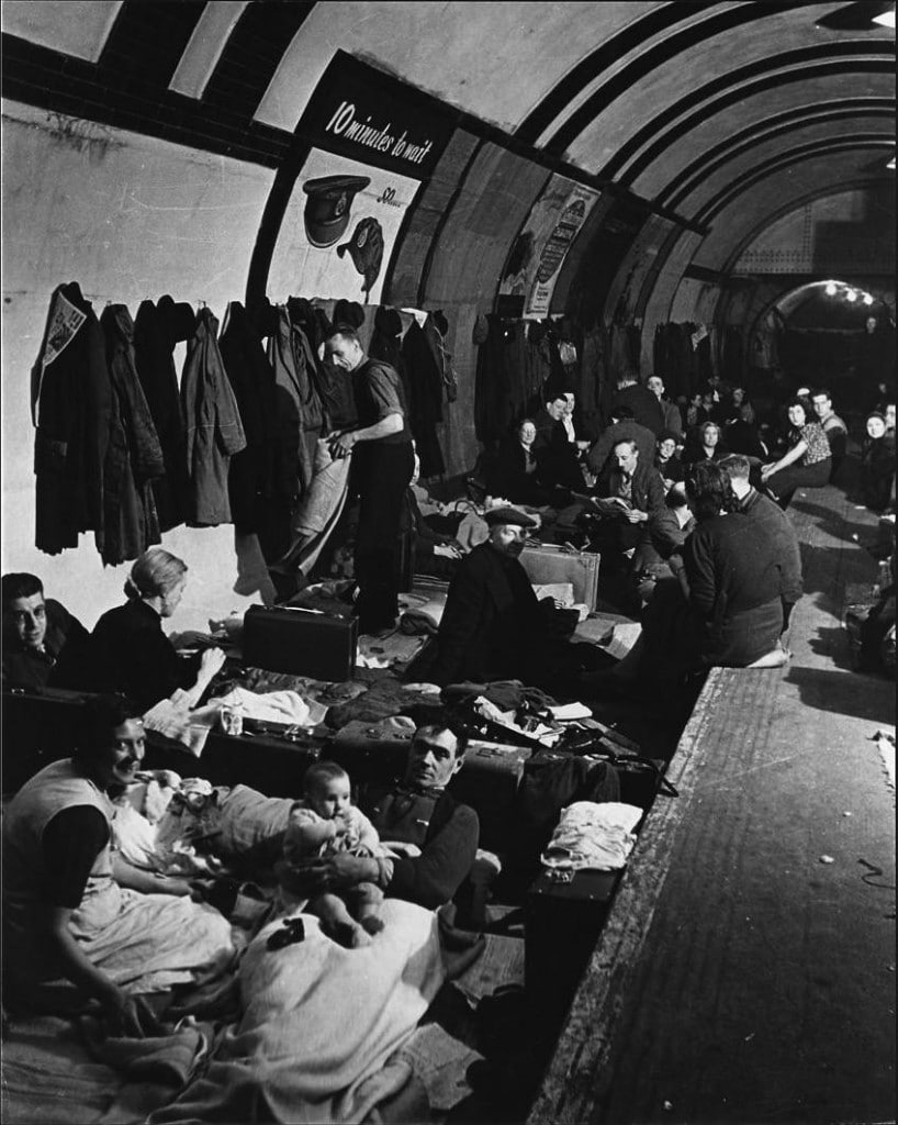 Londra, i tunnel della metropolitana trasformati in rifugio antiaereo (da https://upload.wikimedia.org/wikipedia/commons/5/56/Blitz_West_End_Air_Shelter.jpg)
