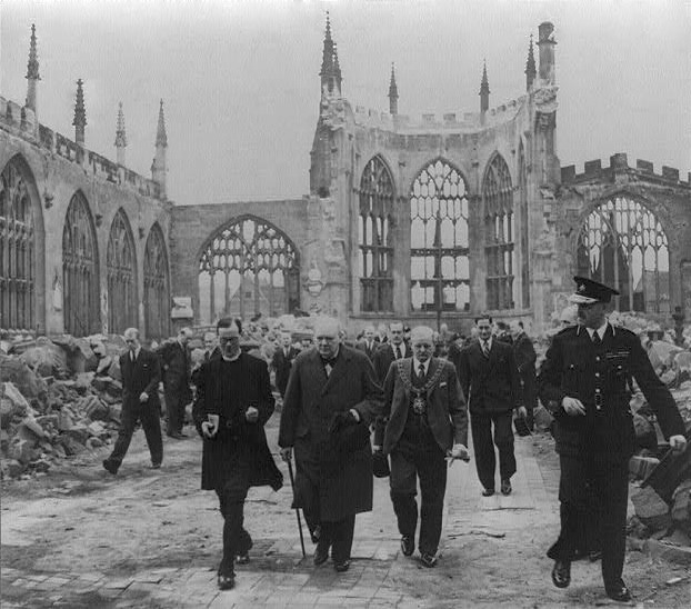 Coventry, 1940. Churchill visita i resti della chiesa di San Nicola. Il bombardamento della Luftwaffe costò alla città oltre 1.200 morti e migliaia di feriti; 4.330 le abitazioni distrutte (da http://lasecondaguerramondiale.weebly.com/uploads/1/9/4/8/19483249/819900_orig.jpg)