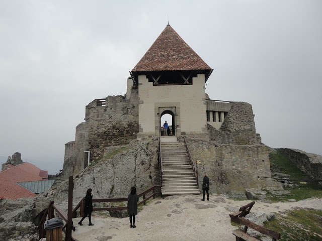 Un’immagine del castello di Visegràd (Ungheria) (da http://iviaggidiraffaella.blogspot.it/2013/01/ungheria-visegrad-citta-reale.html)