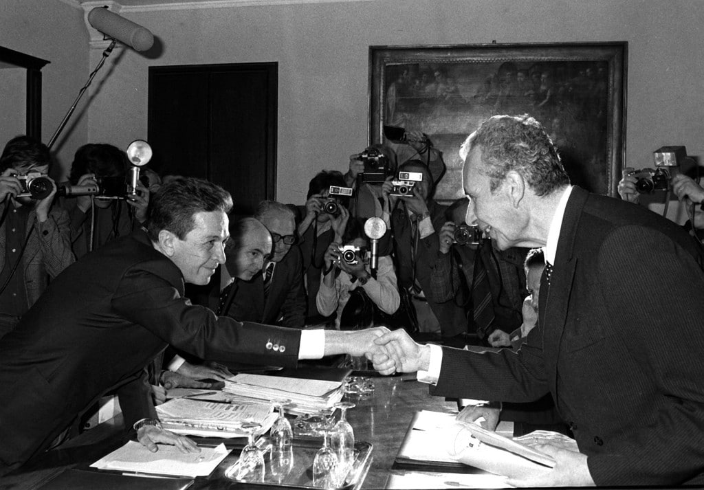 L’immagine simbolo del “compromesso storico”: il segretario del Pci, Enrico Berlinguer, ed Aldo Moro si stringono la mano (da https://upload.wikimedia.org/wikipedia/it/d/dd/Enrico_Berlinguer_%2B_Aldo_Moro.jpg)