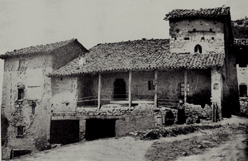 Nell'antico comune di Caprara di Sotto la costruzione quattrocentesca che sarà distrutta nell'ottobre 1944