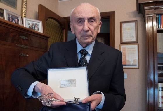 Nino Garau con le chiavi della città di Spilamberto, da lui liberata nel 1945 (da http://lanuovasardegna.gelocal.it/polopoly_fs/1.11297722.1429895833!/httpImage/image.jpg_gen/derivatives/detail_558/image.jpg)