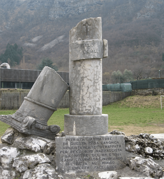 Il monumento ad Italo Cavalli di fronte alla canonica di Oliero, dove fu arrestato l’11 giugno 1944. È stato fatto costruire subito dopo la guerra dal parroco don Sante Franceschini, il quale, assieme al pro sindaco Giuseppe Scremin, aveva costituito un comitato per le onoranze ad Italo Cavalli