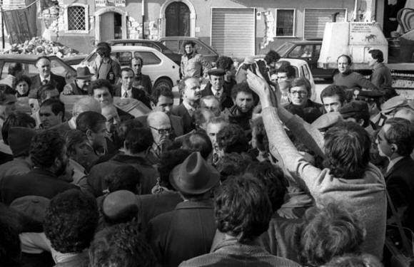 Il Presidente della Repubblica Pertini in Irpinia dopo il terremoto (da http://www.agendaonline.it/terremotoirpinia/mostra-fotografica/immagini/27.jpg)