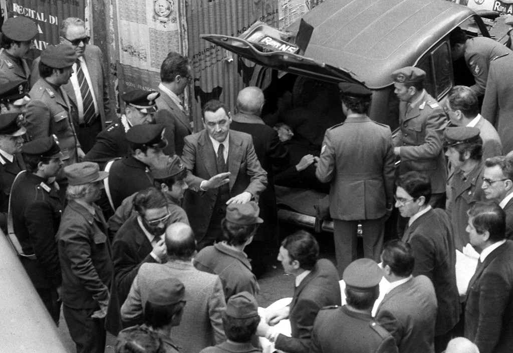 Il cadavere di Aldo Moro ritrovato in via Caetani, a Roma (da http://www.rai.tv/dl/img/2014/03/1395583169464_rainews_20140323144012218.jpg)