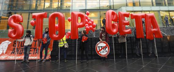 Una manifestazione in Vallonia contro l’adesione alla CETA (da http://i.huffpost.com/gen/4797664/images/n-VALLONIA-large570.jpg)