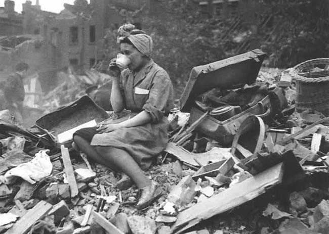 Londra, la popolazione reagisce alla paura dei bombardamenti (da https://barbarapicci.files.wordpress.com/2015/03/a-woman-drinking-tea-in-the-aftermath-of-a-german-bombing-raid-during-the-london-blitz-1940.jpg)