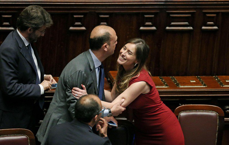 La ministra Boschi e il ministro Alfano (http://gds.it.cdn-immedia.net/2015/05/boschi_italicum2-798x505.jpg)