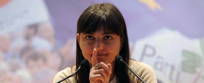 Debora Serracchiani. Nel 2014 silenziò il Presidente del Senato Pietro Grasso (da http://st.ilfattoquotidiano.it/wp-content/uploads/2015/09/serracchianiintercettazioni.jpg)