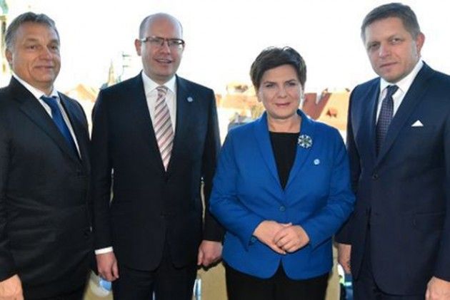 I quattro leader dei Paesi del gruppo di Visegràd. Da sinistra a destra nella foto: Viktor Orbàn (Ungheria), Bohuslav Sobotka (Repubblica Ceca), Beata Szydlo (Polonia), Robert Fico (Slovacchia) (da http://www.welfarenetwork.it/media/2015/12/32549/f1_0_gruppo-di-visegrad-apre-il-club-amici-di-schengen.jpg)