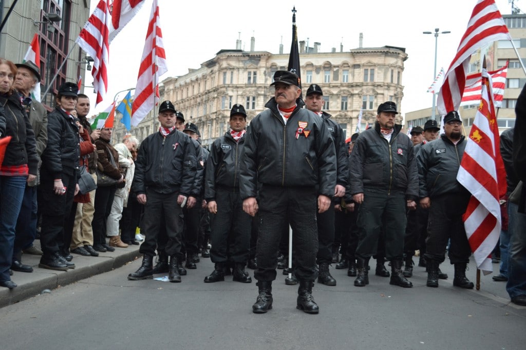 Militanti della National Garda Ungherese, il corpo paramilitare legato al partito di estrema destra Jobbik (da https://hungarynews.files.wordpress.com/2014/03/jobbik.jpg)