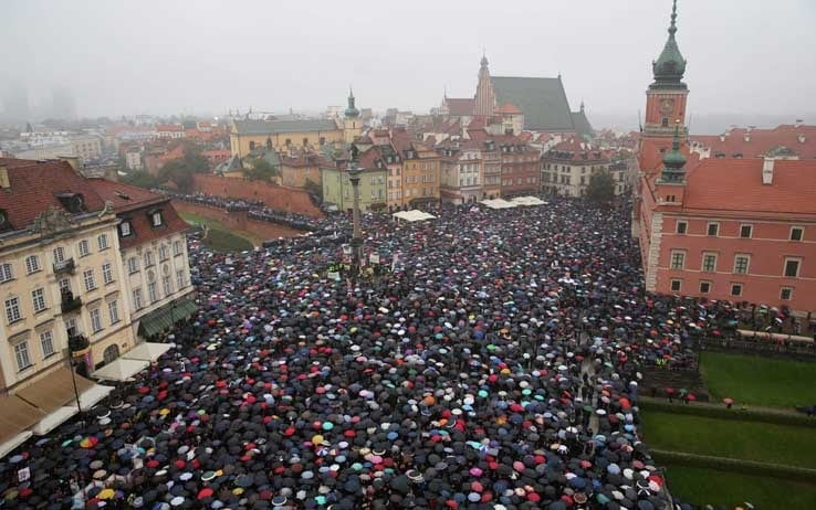 Un’immagine della manifestazione (da http://nst.sky.it/content/dam/static/contentimages/original/sezioni/tg24/mondo/2016/10/03/polonia-lunedi-nero/polonia-proteste-legge-aborto-05.jpg/jcr:content/renditions/cq5dam.web.738.462.jpeg)
