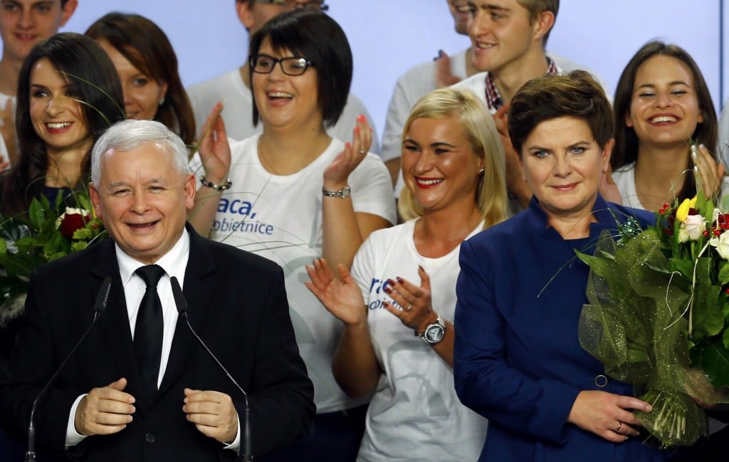 La prima ministra Beata Szydlo, a destra nella foto, e il leader del Pis Jarosław Kaczyński (da https://geograficamente.files.wordpress.com/2015/10/polonia-vince-la-destra-anti-ue-di-beata-szydlo.jpg)