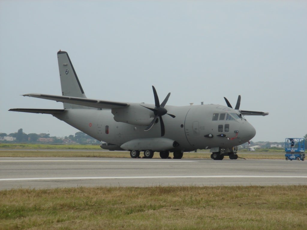 L’Alenia Aermacchi MC-27J Spartan (da https://upload.wikimedia.org/wikipedia/commons/8/85/Alenia_C-27J_%28Pratica_di_Mare%29.jpg)