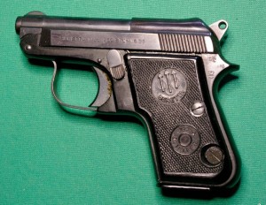 Una pistola Beretta modello 950 calibro 6,35 browning