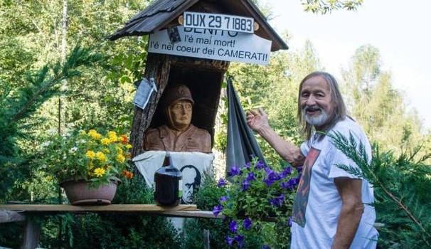 Il busto il legno di Mussolini in località Selva (Sondrio) con l’allegro autore (da http://www.ilgiorno.it/sondrio/cronaca/statua-duce-1.2467300)