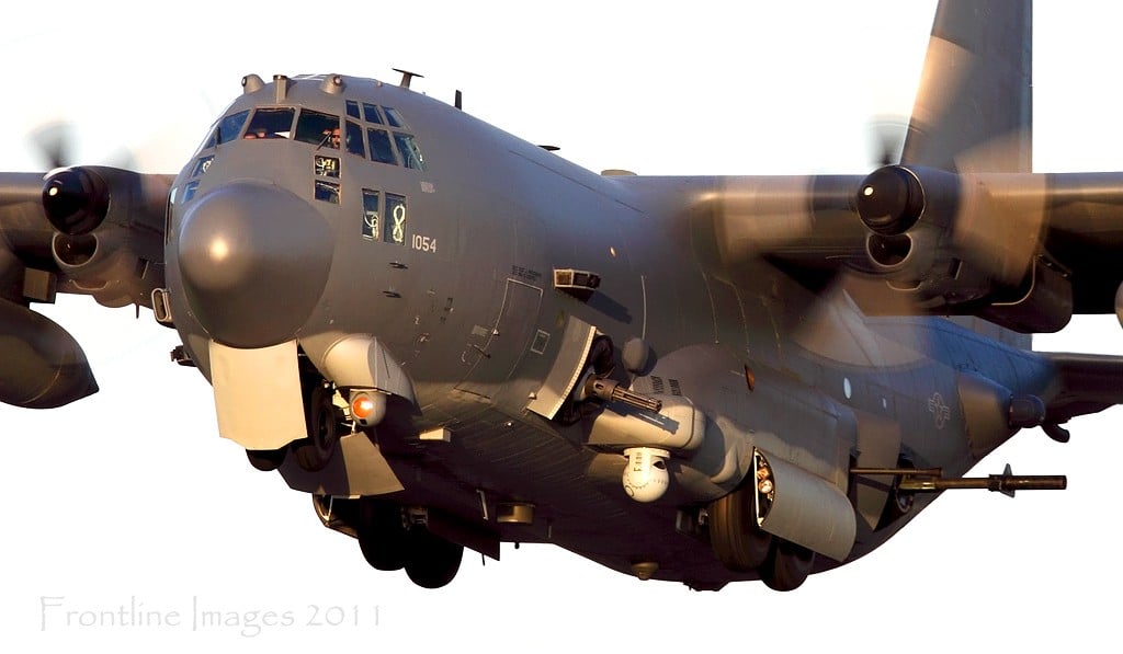 L’AC 130 U "Spooky", la “cannoniera volante”. (Dd http://3.bp.blogspot.com/-OoYYHXheo_4/Tab2ilzEYtI/AAAAAAAABC8/fEIR-4AMnM8/s1600/SpectreAC130_Mildenhall_06.04.2011%25284%2529.jpg)