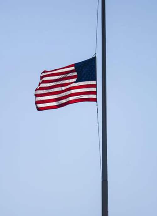 epa05199627 A White House staff member lowers the US flag above the White House to half-staff in honor of the passing of former First Lady Nancy Reagan in Washington, DC, USA, 07 March 2016. Reagan, the the wife of late US President Ronald Reagan, died on 06 March 2016 at the age of 94 at her home in Bel Air, California. EPA/JIM LO SCALZO