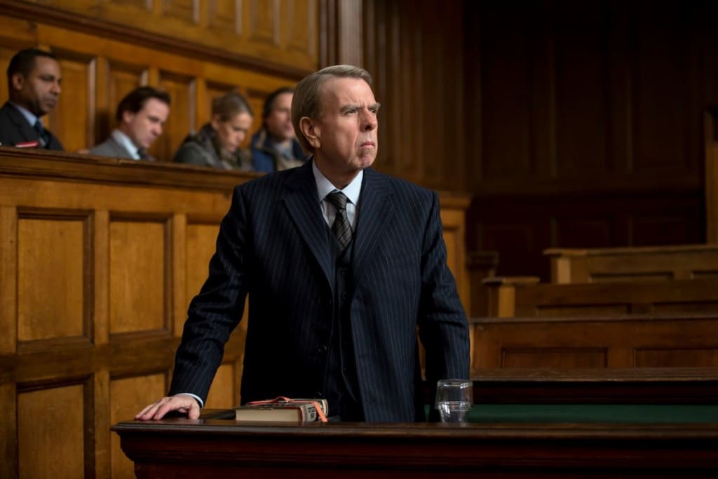 Il negazionista Irwing (Timothy Spall)