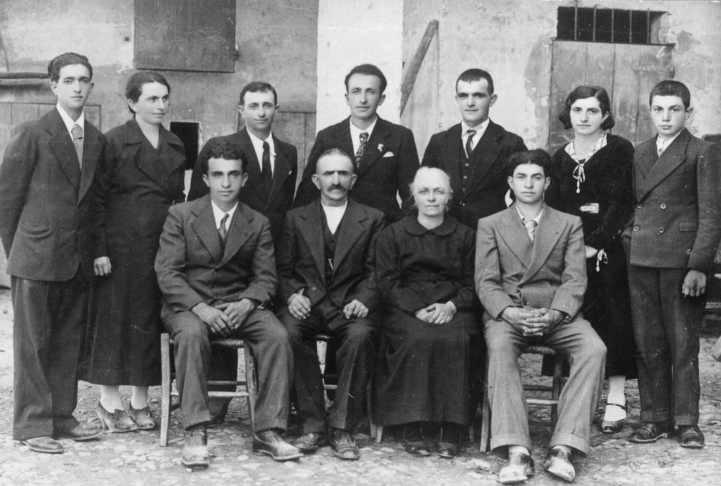 La famiglia Cervi con i sette fratelli. Al centro della foto, seduti, i genitori Alcide e Genoeffa Cocconi