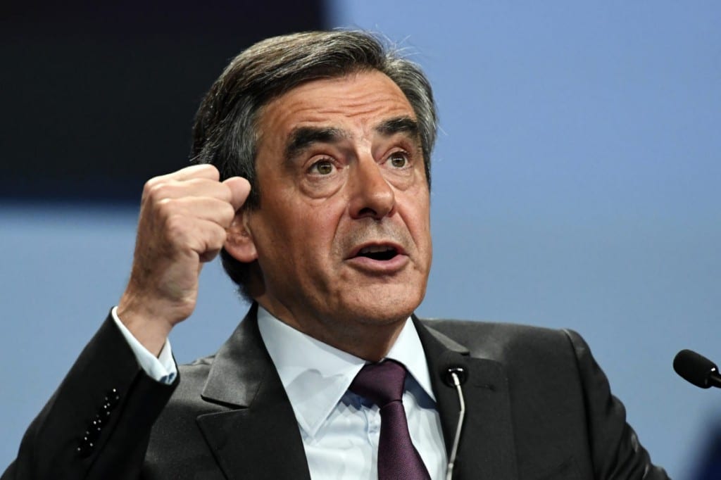 Francois Fillon (da http://g8fip1kplyr33r3krz5b97d1.wpengine.netdna-cdn.com/wp-content/uploads/2016/11/GettyImages-624188194-1160x773.jpg)