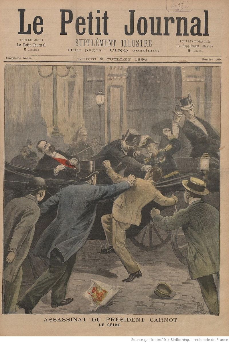La copertina de Le Petit Journal del 2 luglio 1894, con un'illustrazione dell'assassinio di Sadi Carnot da parte dell’anarchico Sante Caserio (https://it.wikipedia.org/wiki/Sante_Caserio#/media/File:Petit_Journal_Carnot_assassination_1894.jpg)