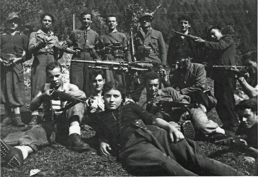 Un gruppo di partigiani in Valmalga, estate 1944 (da http://www.anpibrescia.it/public/wp/storia/la-resistenza-delle-donne-bresciane/rosy-romelli-partigiani-estate-1944-bn-2/)