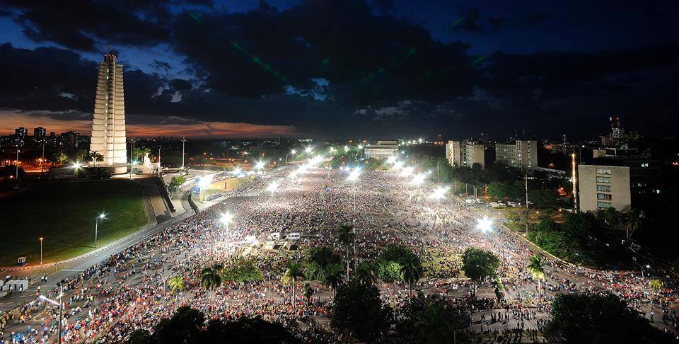 Una impressionante immagine della folla ai funerali di Fidel Castro