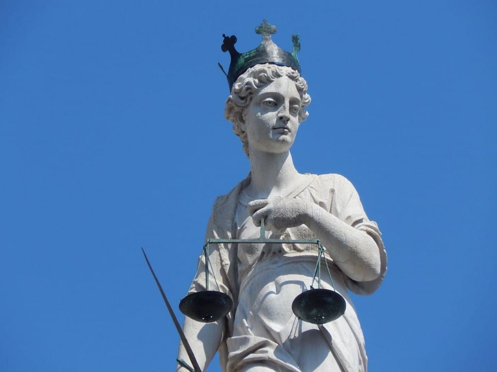 La statua della Giustizia in piazza della Libertà a Udine (da http://www.udine20.it/wp-content/uploads/2016/09/statua-giustizia-04.jpg)