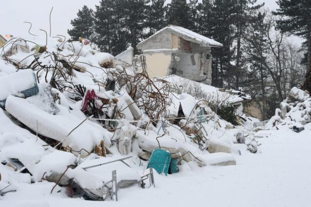 Uno scorcio di Amatrice oggi, sotto le neve (da http://www.meteoweb.eu/wp-content/uploads/2017/01/Amatrice-sotto-la-neve-9-631x420.jpg)