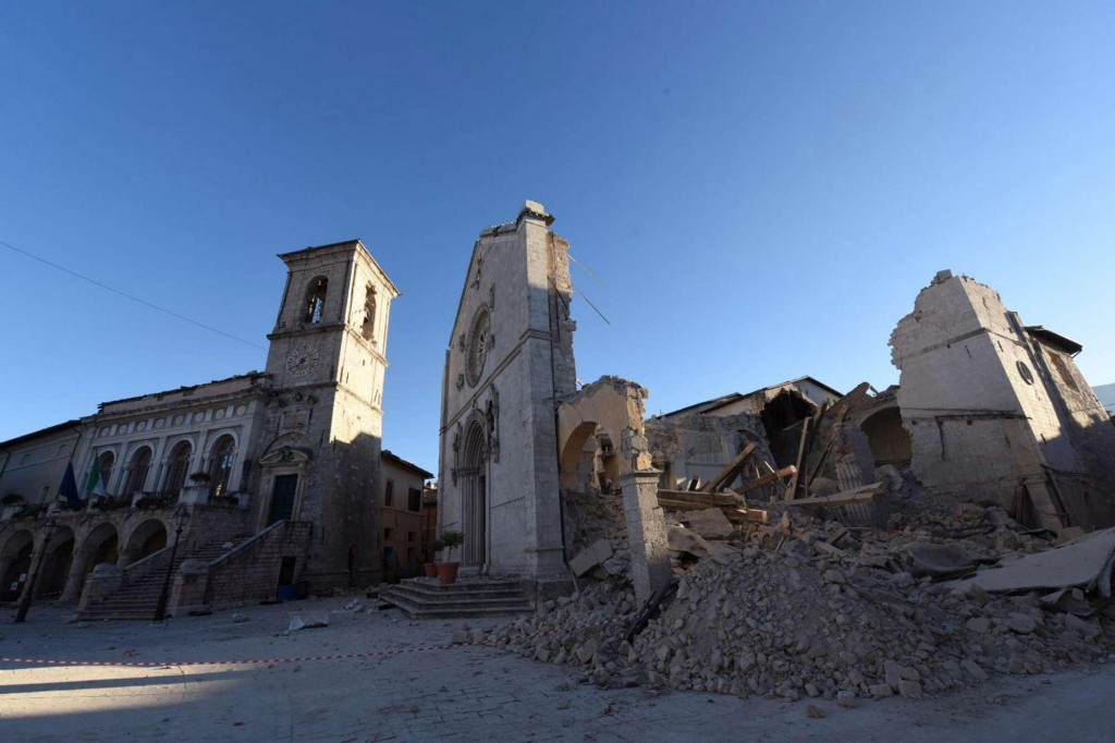 Norcia dopo il terremoto (da http://img2.tgcom24.mediaset.it/binary/fotogallery/ansa/34.$plit/C_2_fotogallery_3006158_10_image.jpg)