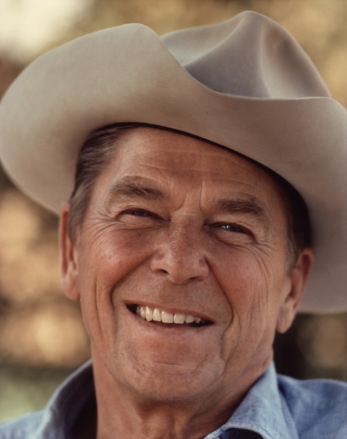 Ronald Reagan, presidente degli Stati Uniti dal 1981 al 1989 (da https://upload.wikimedia.org/wikipedia/commons/6/6a/Ronald_Reagan_with_cowboy_hat_12-0071M_edit.jpg)