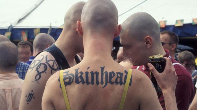 Da http://www.ilgiorno.it/martesana/cronaca/2014/06/14/1078733/images/2623567-skinhead.jpg