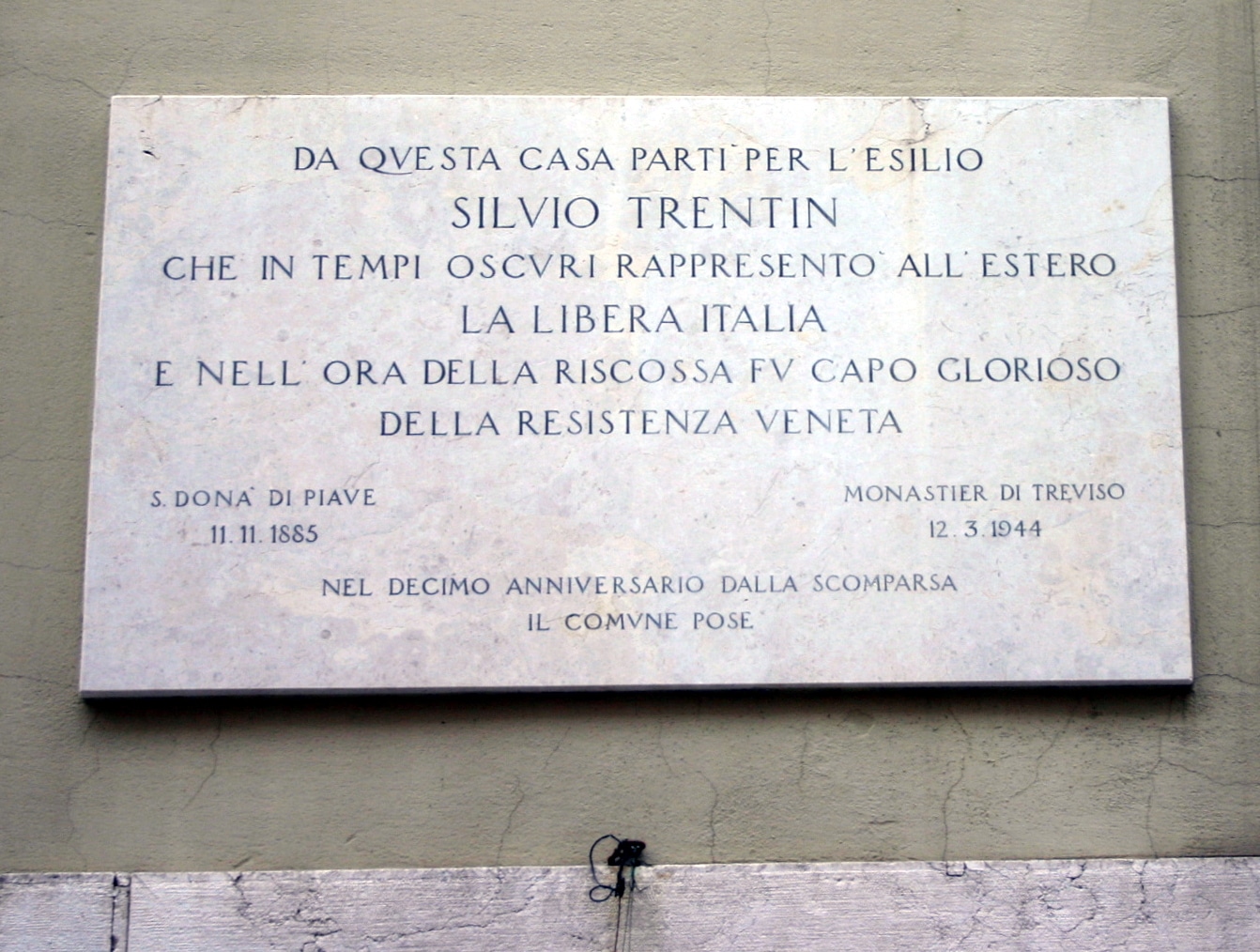 La lapide del 1954 in memoria di Silvio Trentin sul muro esterno del Municipio di Venezia (da wikipedia)