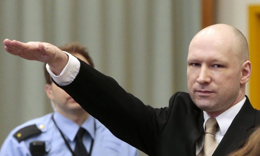 Il saluto romano del nazista pluriomicida Breivik (da http://static.panorama.it/wp-content/uploads/2016/03/breivik-saluto-romano004-1000x600.jpg)
