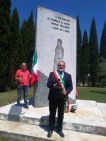 Deposizione rose ai caduti di Piavola_Sindaco Guidi
