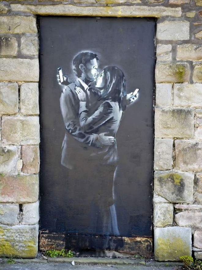 Banksy In Isolamento Disegna Sul Muro Del Suo Bagno Di Casa