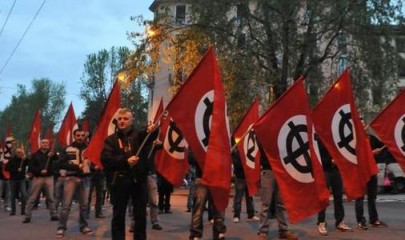 Manifestazione con le croci celtiche, lugubri simboli del neofascismo (Foto da http://anpigenovapra.blogspot.it/2014_05_01_archive.html )